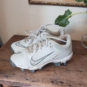 Nike Off-White and Gray Softball Cleats